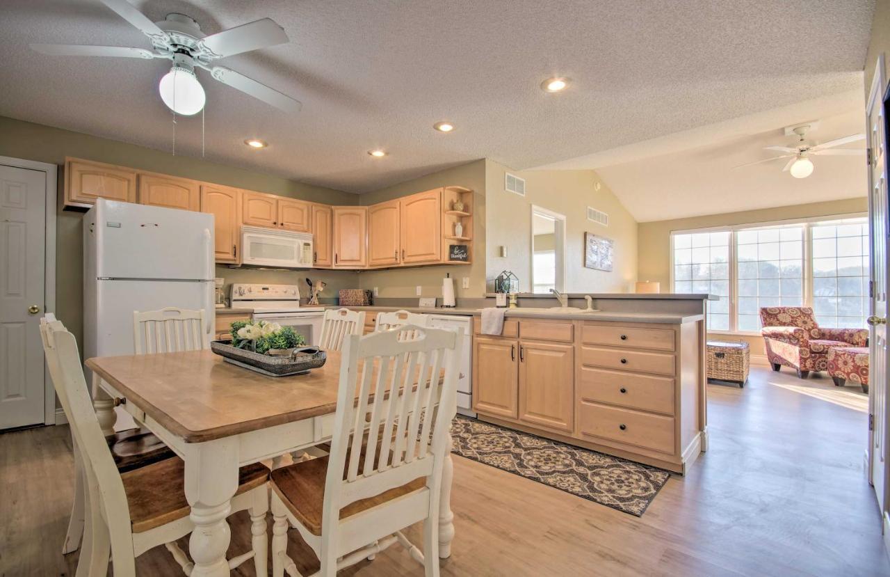 Waterfront Townhome With Private Dock And Lake Views بحيرة أوزارك المظهر الخارجي الصورة